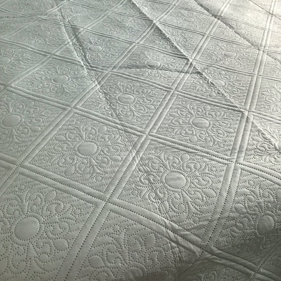 New Queen Bedspread - Picture 7 of 7